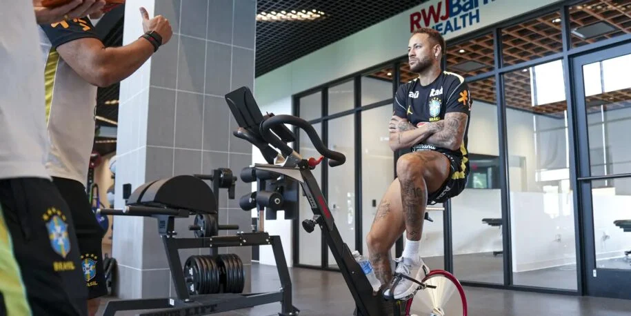 Neymar enfrenta nova lesão e preocupa seleção brasileira antes de jogo decisivo