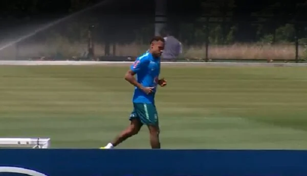 Neymar treina com Seleção Brasileira e promete ação contra a Escócia