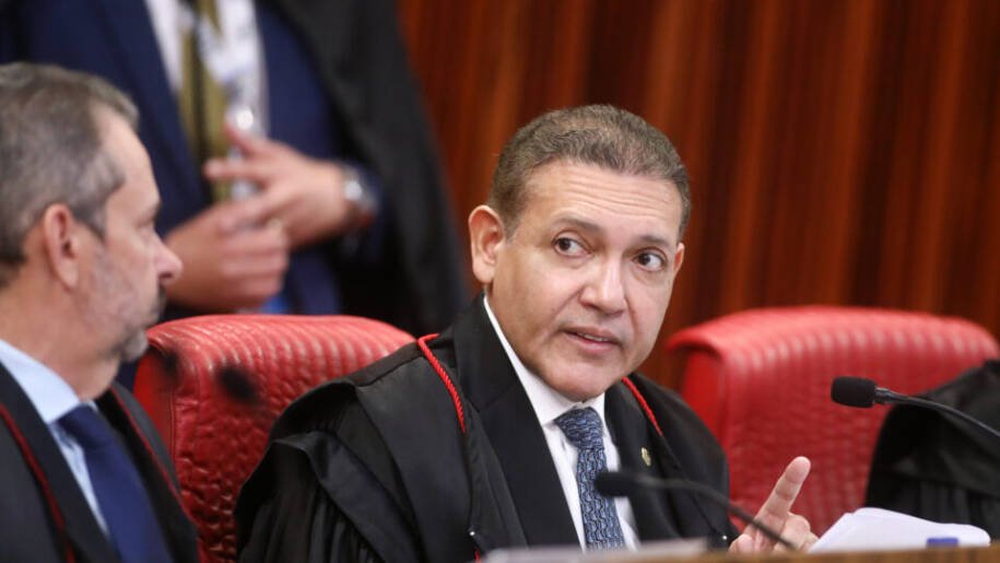 Nunes Marques suspende pesquisa que liga Flávio Bolsonaro a Vorcaro após indícios de fraude
