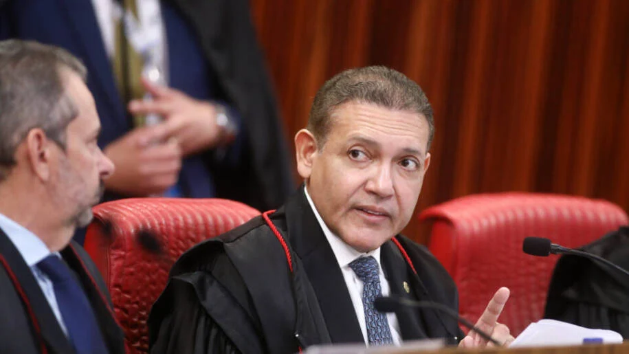 Nunes Marques suspende pesquisa que liga Flávio Bolsonaro a Vorcaro após indícios de fraude