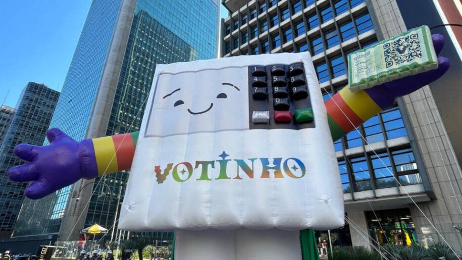 Parada do Orgulho LGBT+ em SP convoca votação e critica PL de Flávio Bolsonaro