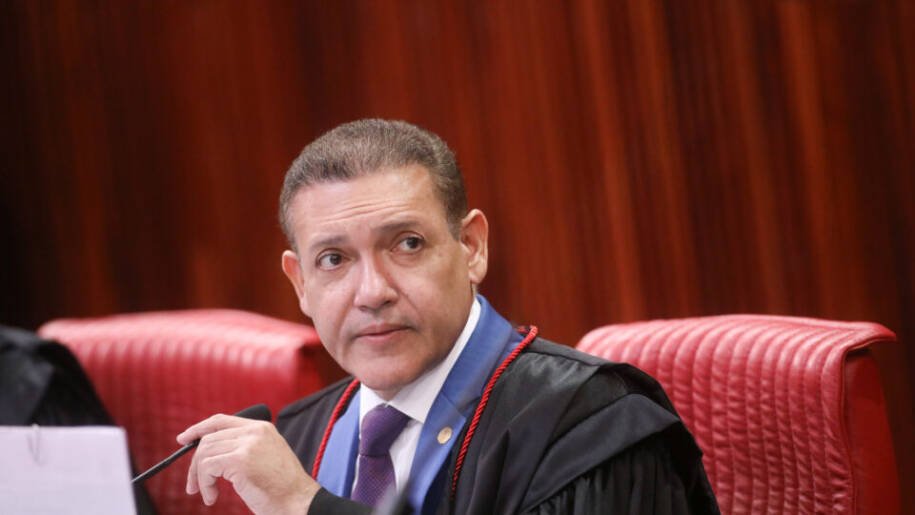 PGE contesta decisão de Nunes Marques e defende pesquisa sobre Flávio Bolsonaro