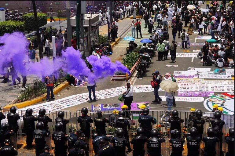 Polícia e manifestantes colidem no Estádio Azteca durante abertura da Copa