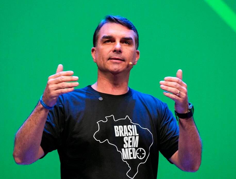 Polícia Federal conclui que Flávio Bolsonaro caluniou Lula ao associá-lo a crimes