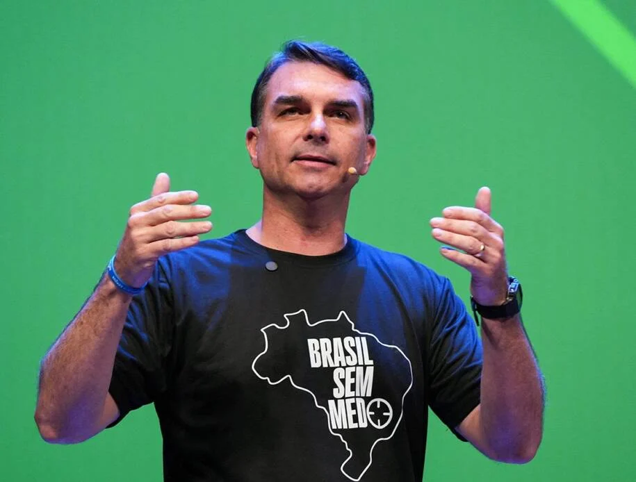Polícia Federal conclui que Flávio Bolsonaro caluniou Lula ao associá-lo a crimes