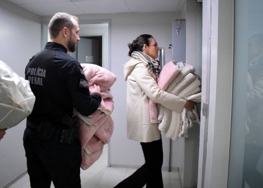 Polícia Penal de SC entrega 80 mantas para recém-nascidos em Hospital Regional