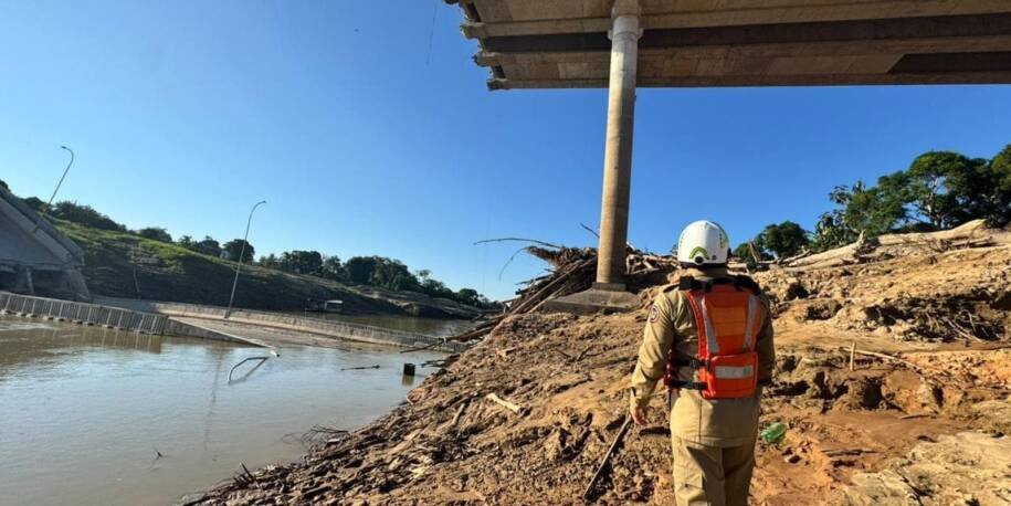 Ponte de R$ 36 milhões desaba em Sena Madureira e deixa feridos graves