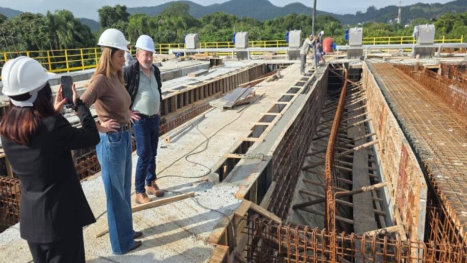 Prefeita Juliana Pavan acompanha avanço na obra da EEP em Balneário Camboriú