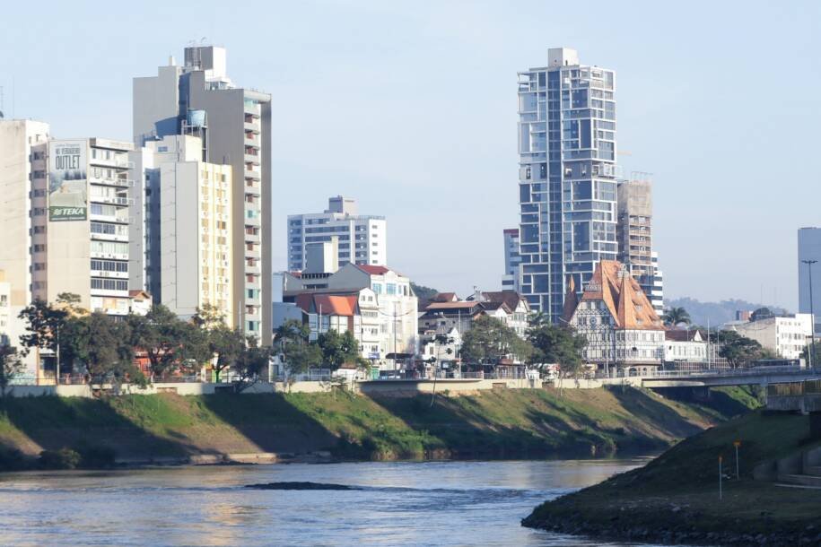 Prefeito Egidio Ferrari lidera ação que retira 3,6 toneladas de resíduos em Blumenau