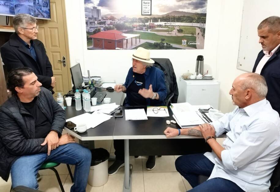 Prefeito Leonel Pavan inicia recadastramento obrigatório em cemitérios de Camboriú