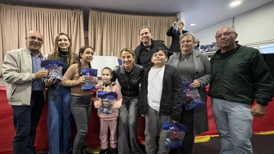 Prefeitura de Balneário Camboriú entrega 74 abafadores a estudantes com autismo