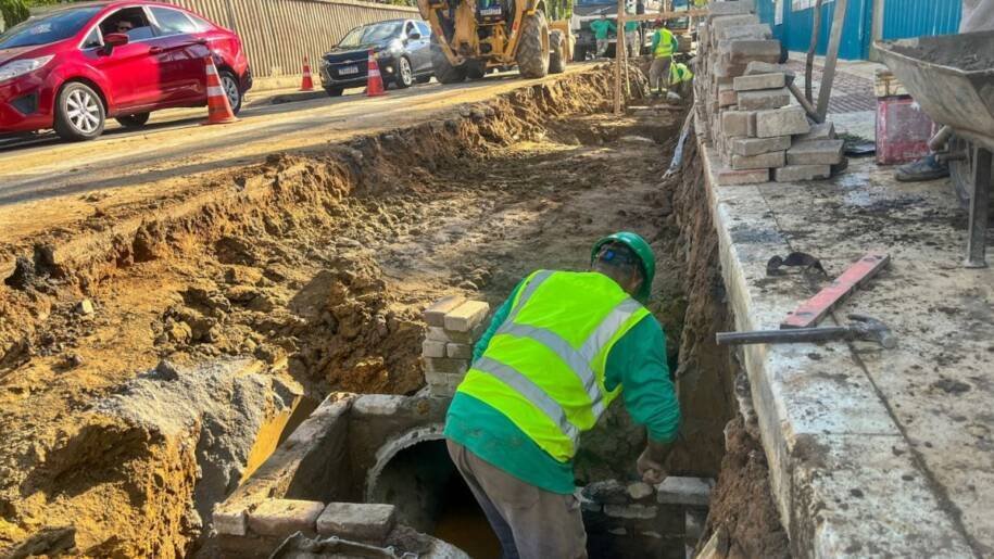 Prefeitura de Balneário Camboriú inicia obra de drenagem na Rua Miguel Matte e gera tensão
