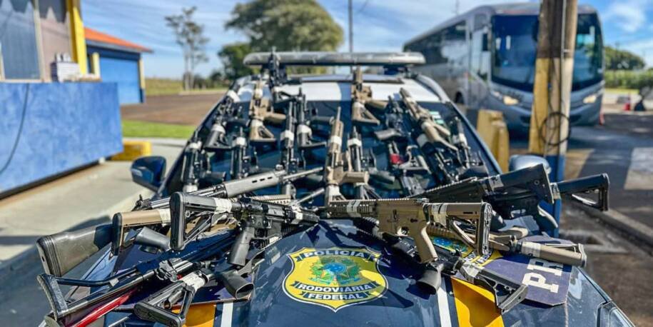PRF detém motorista e apreende 26 fuzis em operação histórica no Paraná