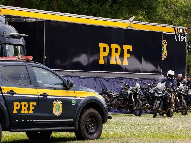 PRF realiza apreensão histórica de 26 fuzis em operação no Paraná