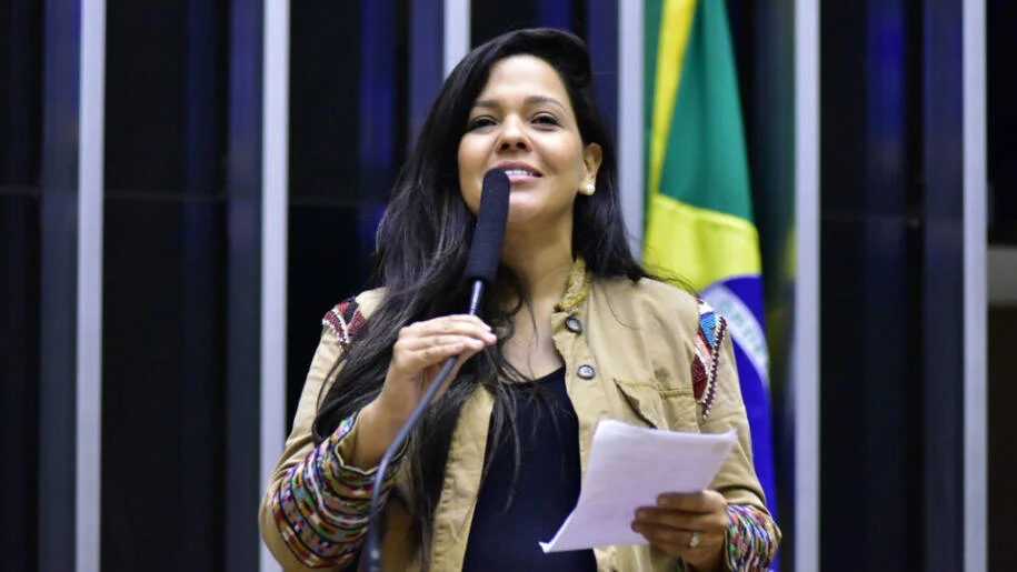 Priscila Costa assume vaga na Câmara e provoca tensão no PL com Michelle Bolsonaro