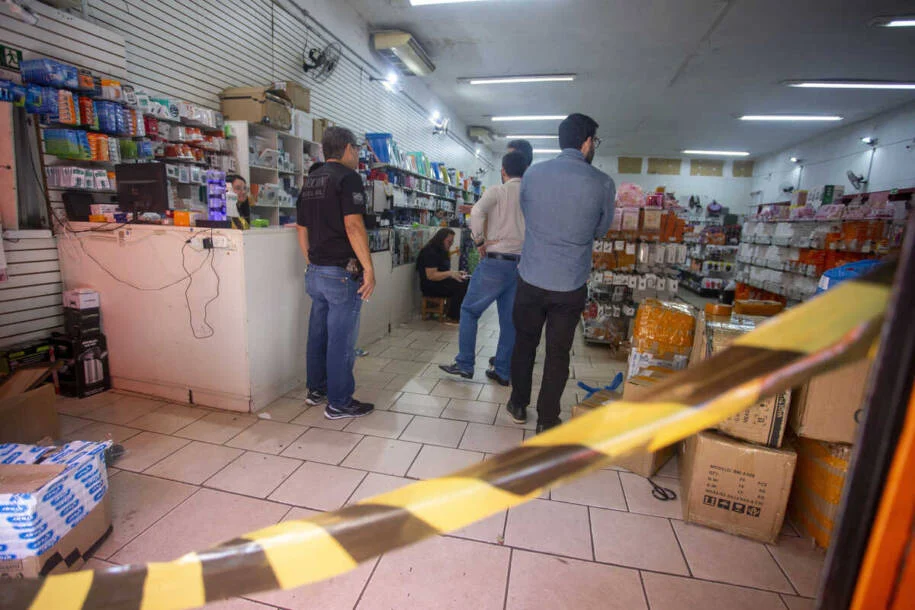 Procon e Polícia Civil interditam lojas em Campo Grande por produtos falsificados