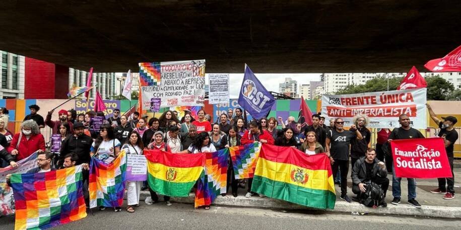 Rafaela Vilaça lidera ato em São Paulo pedindo renúncia de Rodrigo Paz e apoio à Bolívia