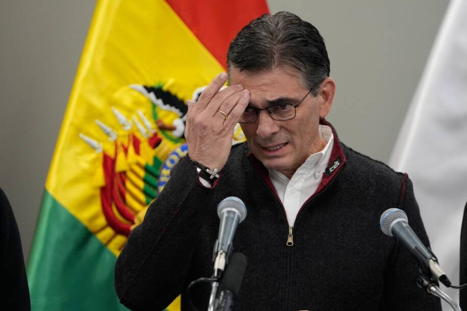Rodrigo Paz assina acordo com sindicalistas após 50 dias de protestos e crise