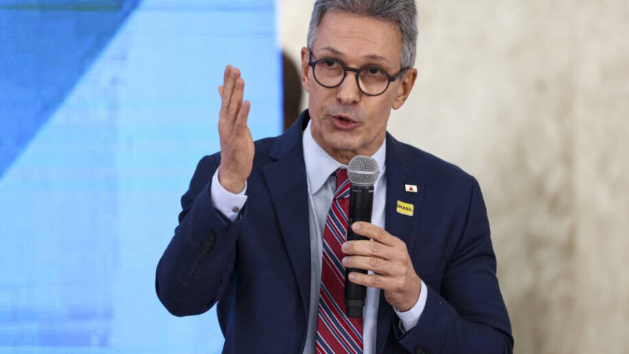 Romeu Zema critica Flávio Bolsonaro por ligação com Daniel Vorcaro e doações