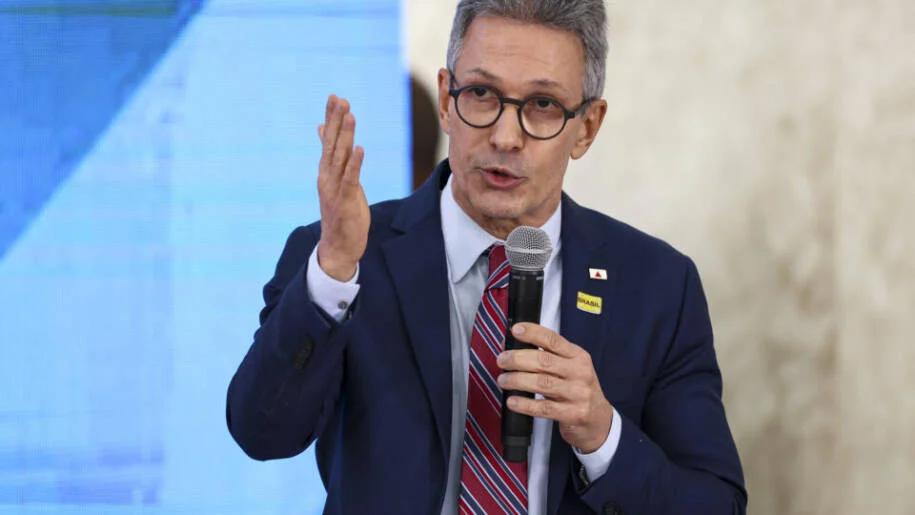 Romeu Zema critica Flávio Bolsonaro por ligação com Daniel Vorcaro e doações