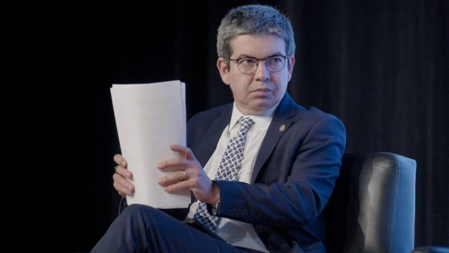Senador Randolfe Rodrigues enfrenta ação do MP por campanha antecipada no Amapá