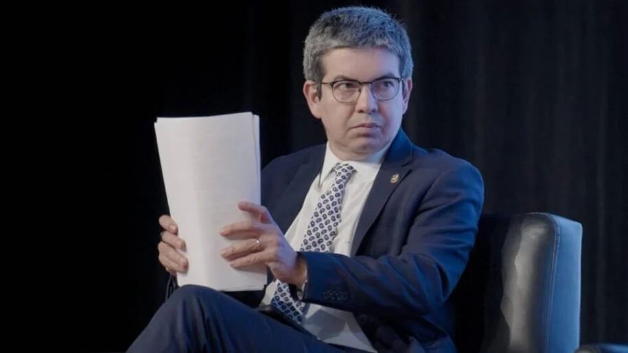 Senador Randolfe Rodrigues enfrenta ação do MP por campanha antecipada no Amapá