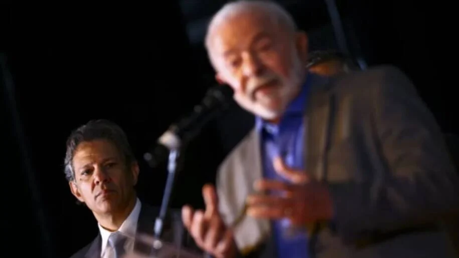 Tarcísio de Freitas critica legado de Lula enquanto Haddad defende crescimento econômico