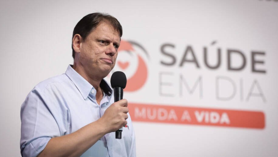 Tarcísio de Freitas libera R$ 600 milhões e reorganiza articulação política