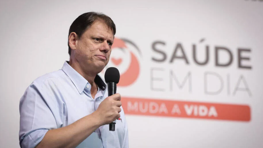Tarcísio de Freitas libera R$ 600 milhões e reorganiza articulação política