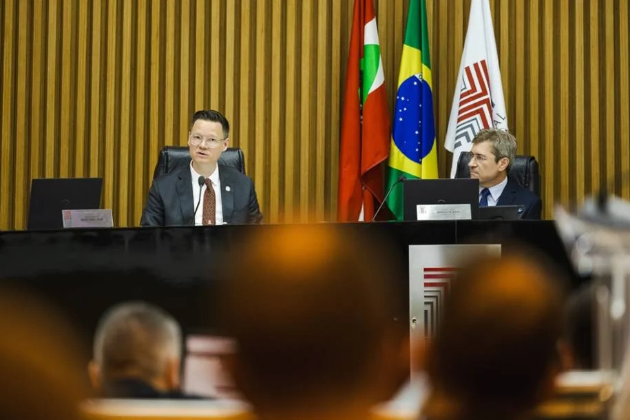 TCE/SC aprova contas de 2025 do governador Jorginho Mello com ressalvas críticas