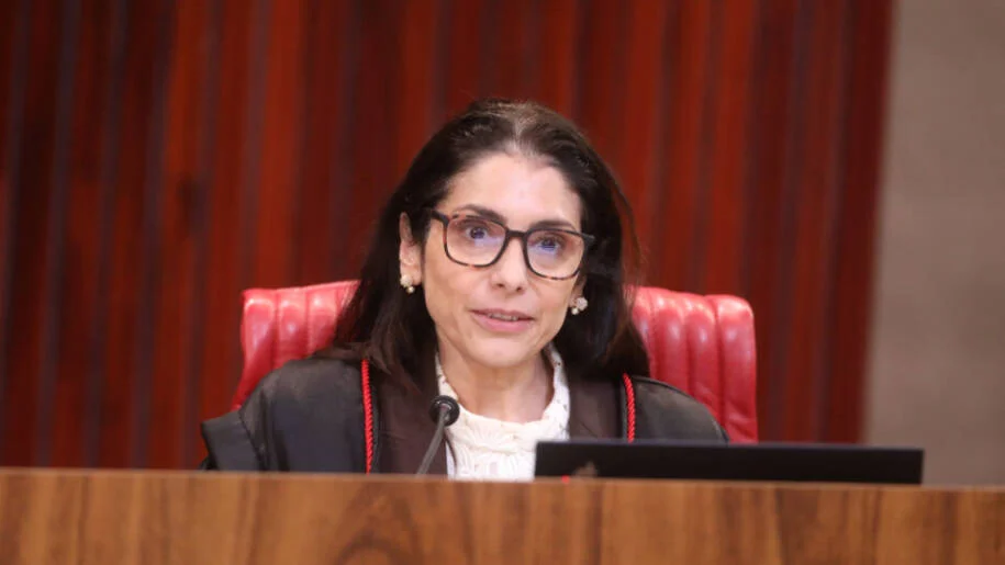 TSE exige que Meta remova vídeos de Flávio Bolsonaro e publicações do PT