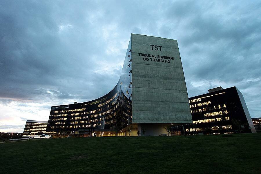 TST decide que escolas não precisam exigir comprovante de vacinação contra covid-19