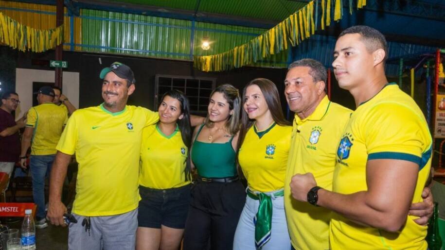 Vanderlei Luxemburgo busca votos em bar enquanto Brasil enfrenta Japão na Copa
