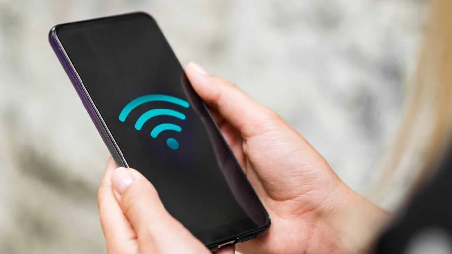 Victor Santos alerta: Wi-Fi público pode expor dados e contas a ataques no Brasil