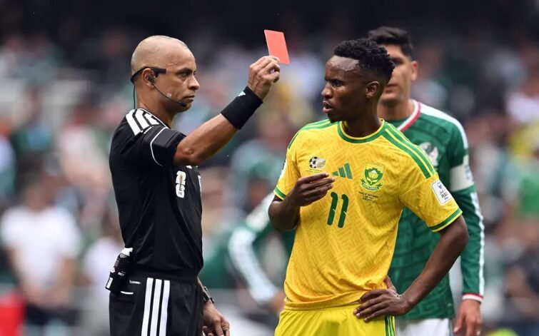 Wilton Pereira Sampaio marca história com 3 expulsões na abertura da Copa do Mundo