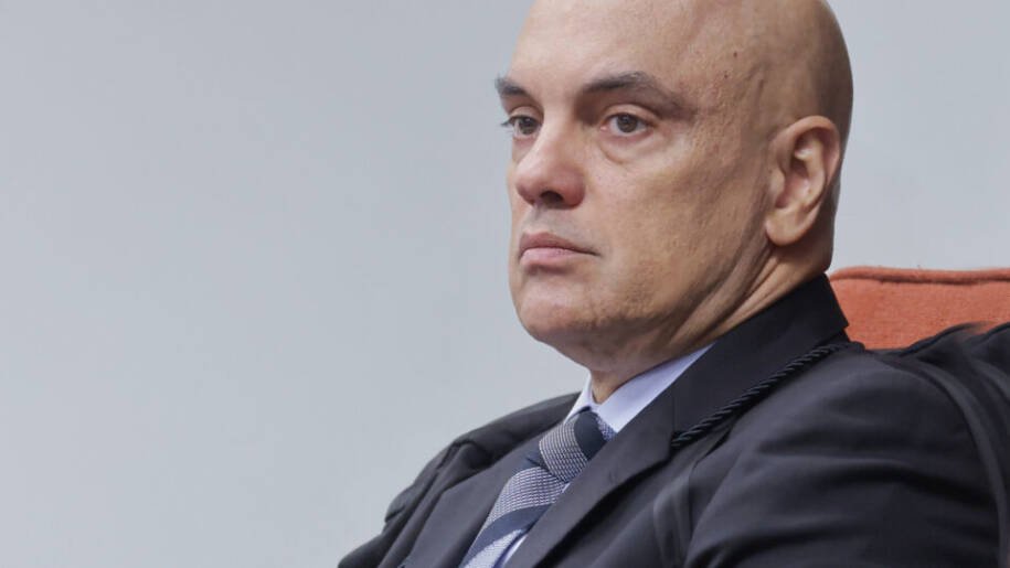 Alexandre de Moraes exige manifestação da PGR após Flávio Bolsonaro faltar à PF