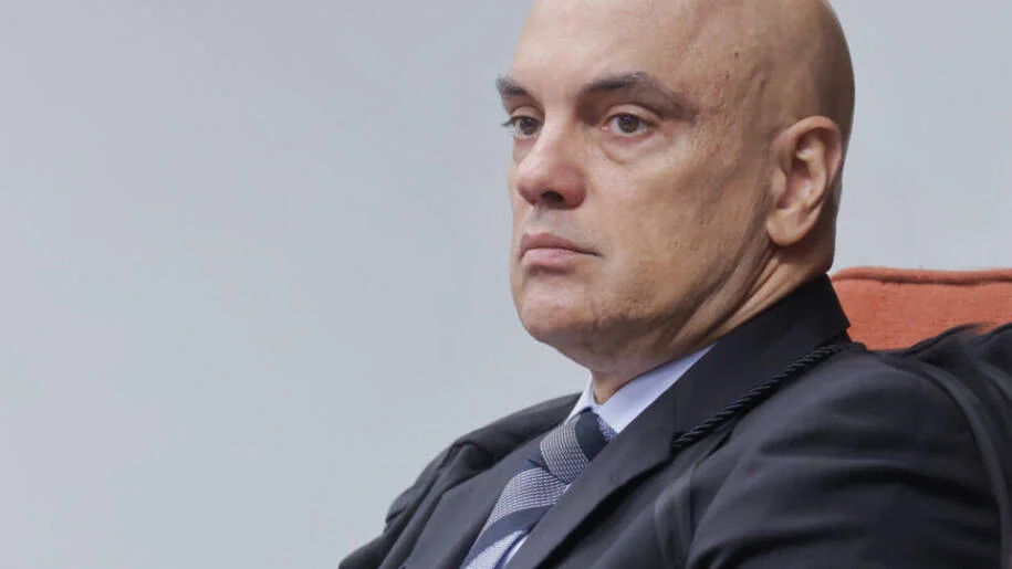 Alexandre de Moraes exige manifestação da PGR após Flávio Bolsonaro faltar à PF