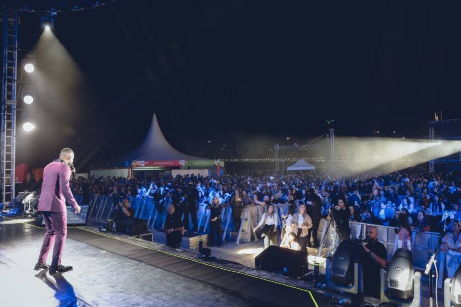 Alexandre Pires agita Balneário Camboriú em show para 30 mil pessoas com segurança reforçada