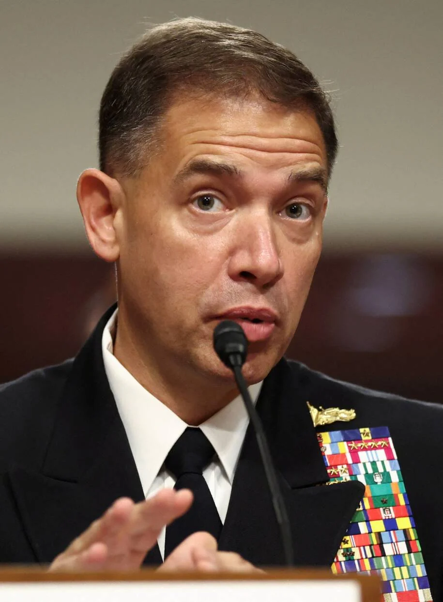 Almirante Brad Cooper alerta tropas sobre celulares e riscos no Oriente Médio