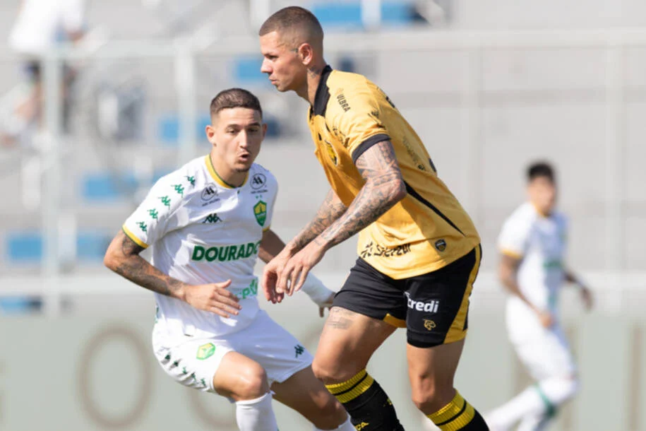 Amazonas FC demite Léo Coelho após falhas e gera polêmica entre torcedores