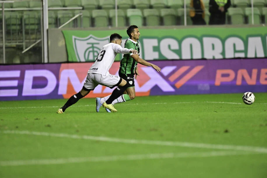América Mineiro e Ceará empatam em jogo tenso pela Série B do Brasileirão