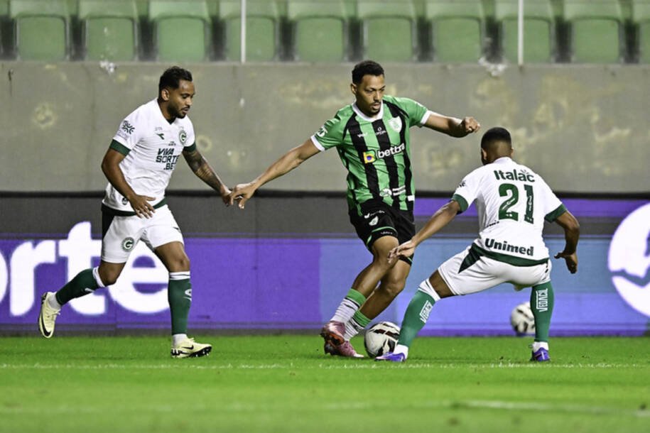 América Mineiro vence Goiás com gol de Paulo Victor e brilha no Independência