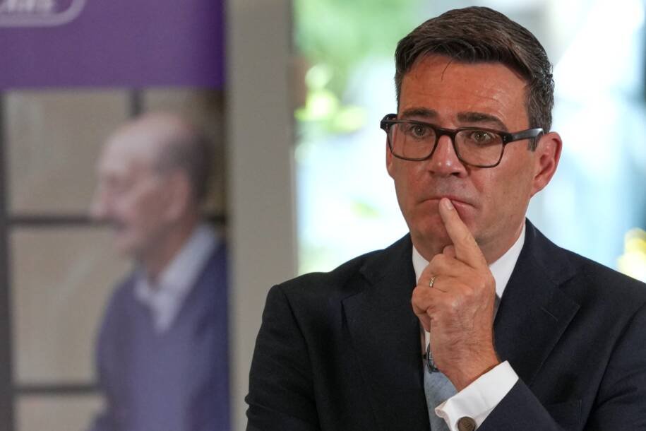 Andy Burnham promete reformar assistência social na Inglaterra e enfrenta oposição