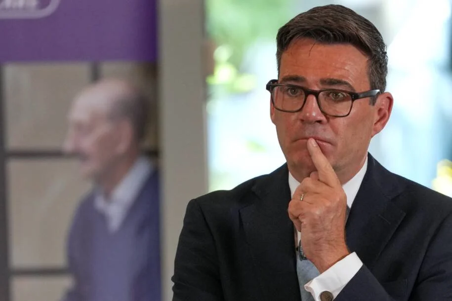 Andy Burnham promete reformar assistência social na Inglaterra e enfrenta oposição