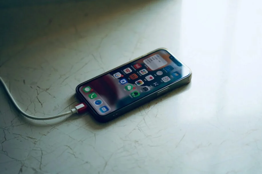 Apple alerta: Capinhas grossas podem danificar bateria do iPhone durante carregamento