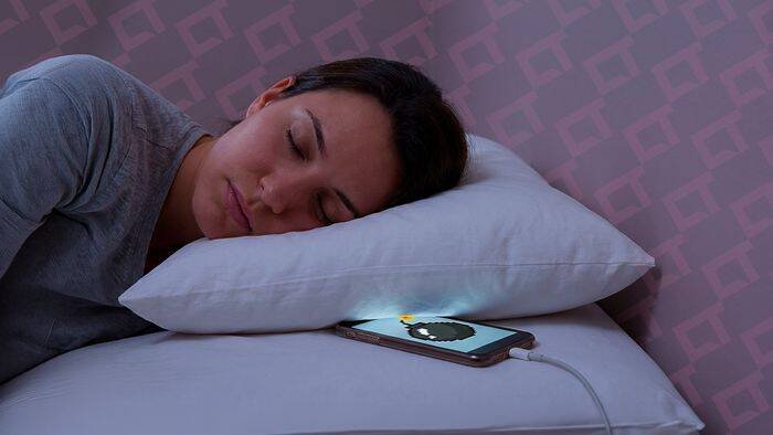 Apple alerta: dormir com celular carregando pode causar incêndio e explosão
