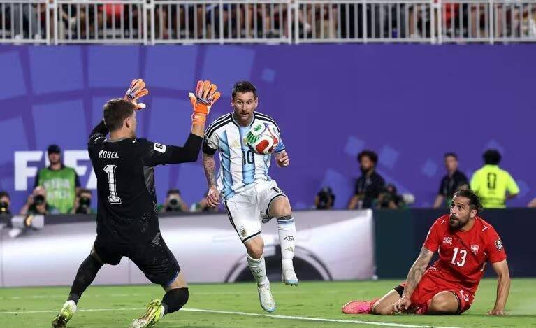 Argentina supera Suíça por 3 a 1 e avança para semifinal contra Inglaterra