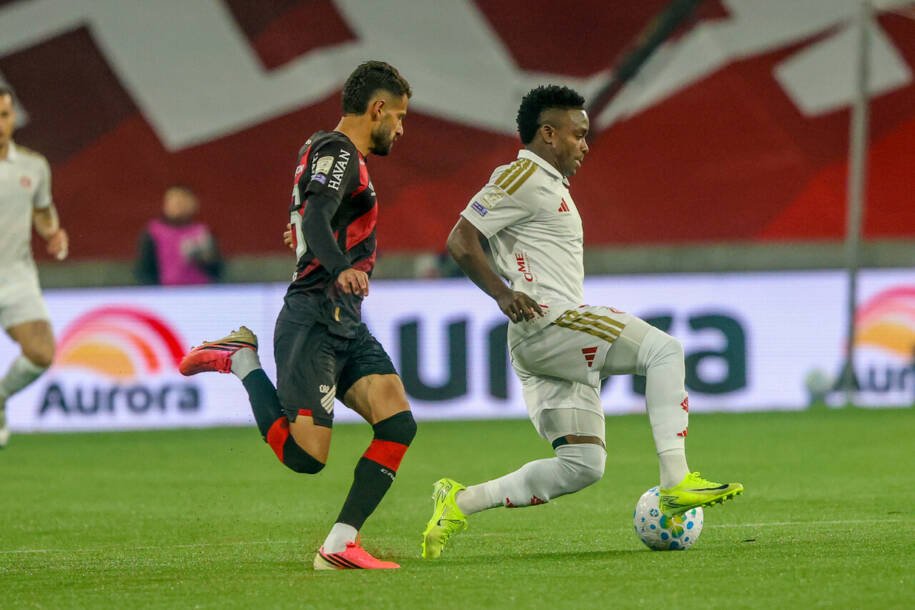 Athletico Paranaense vence Internacional e se aproxima da vice-liderança do Brasileirão