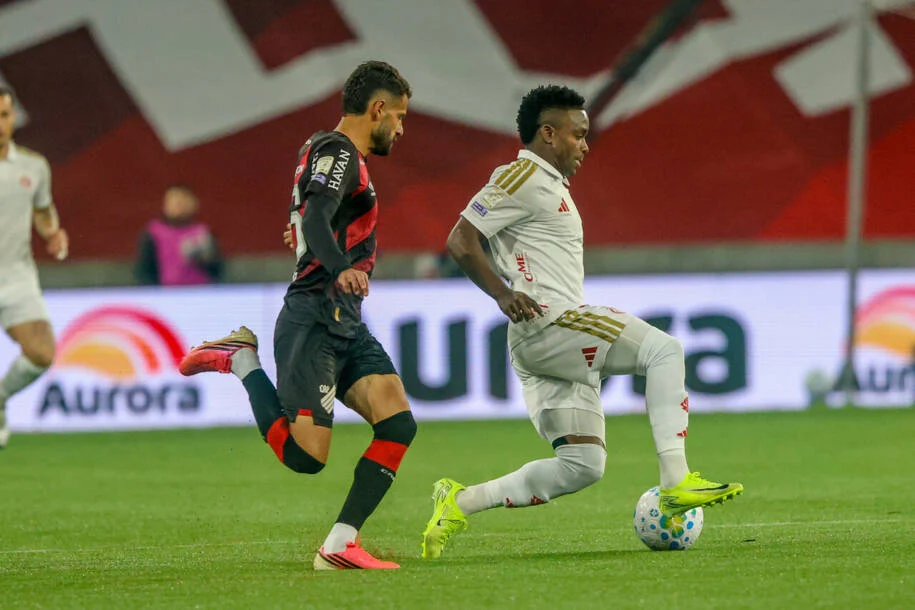 Athletico Paranaense vence Internacional e se aproxima da vice-liderança do Brasileirão
