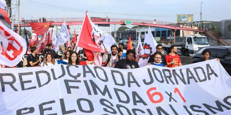 Ativistas pressionam Davi Alcolumbre em ato no Rio pela PEC 221/2019